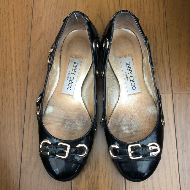 JIMMY CHOO(ジミーチュウ)のJIMMY CHOO ジミーチュー 黒エナメルフラットシューズ21.5cm レディースの靴/シューズ(バレエシューズ)の商品写真