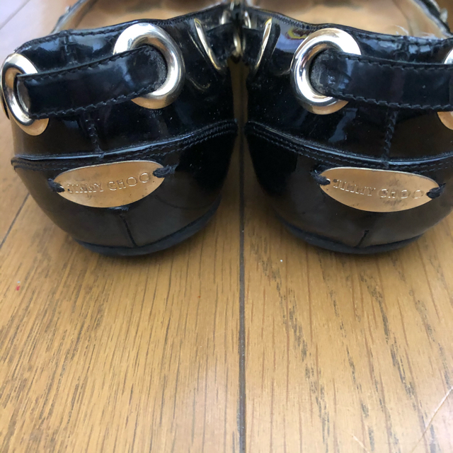 JIMMY CHOO(ジミーチュウ)のJIMMY CHOO ジミーチュー 黒エナメルフラットシューズ21.5cm レディースの靴/シューズ(バレエシューズ)の商品写真