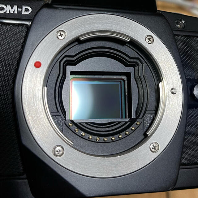 OLYMPUS(オリンパス)のOLYMPUS OM-D E-M5 レンズキット　em10mark スマホ/家電/カメラのカメラ(ミラーレス一眼)の商品写真