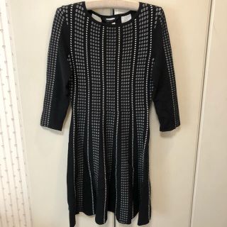 ビーシービージーマックスアズリア(BCBGMAXAZRIA)のBCBG 圧縮ニットワンピース　モノトーン(ひざ丈ワンピース)