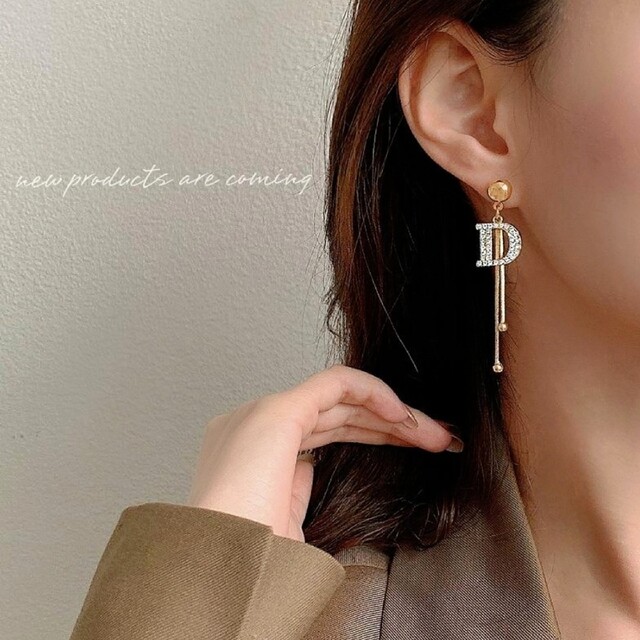 ZARA(ザラ)の◆インポートピアス◆再入荷SALE◆ジルコニアDモチーフロングタッセルピアス レディースのアクセサリー(ピアス)の商品写真