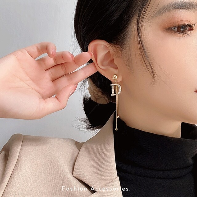 ZARA(ザラ)の◆インポートピアス◆再入荷SALE◆ジルコニアDモチーフロングタッセルピアス レディースのアクセサリー(ピアス)の商品写真