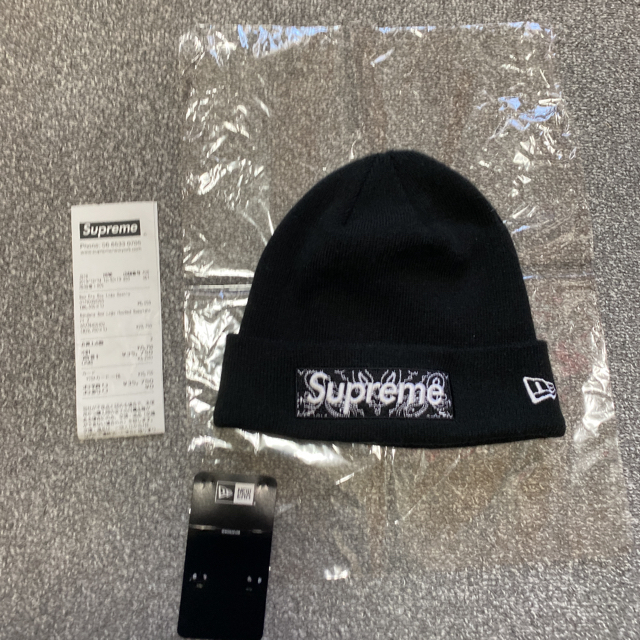 Supreme(シュプリーム)のSupreme NewEra Bandana Box Logo Beanie 黒 メンズの帽子(ニット帽/ビーニー)の商品写真