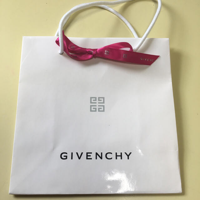 GIVENCHY - GIVENCY ショップ袋の通販 by ☪︎*｡꙳プロフ一読お願い致します(*ᴗˬᴗ)⁾｜ジバンシィならラクマ