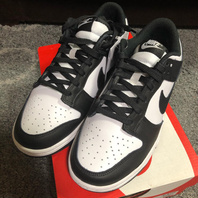 NIKE(ナイキ)の新品　24cm NIKE WMNS DUNK LOW 白　黒　パンダ　ナイキ レディースの靴/シューズ(スニーカー)の商品写真