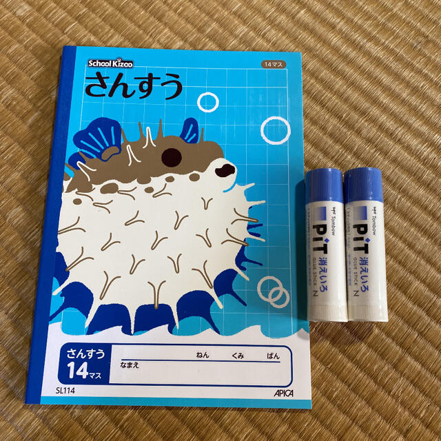 トンボ鉛筆(トンボエンピツ)の算数14マスノート　と　スティックのり2本 インテリア/住まい/日用品の文房具(ノート/メモ帳/ふせん)の商品写真