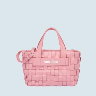 ミュウミュウ(miumiu)のMIUMIU 編み込み ウーブン ナッパレザー  ピンク(ハンドバッグ)