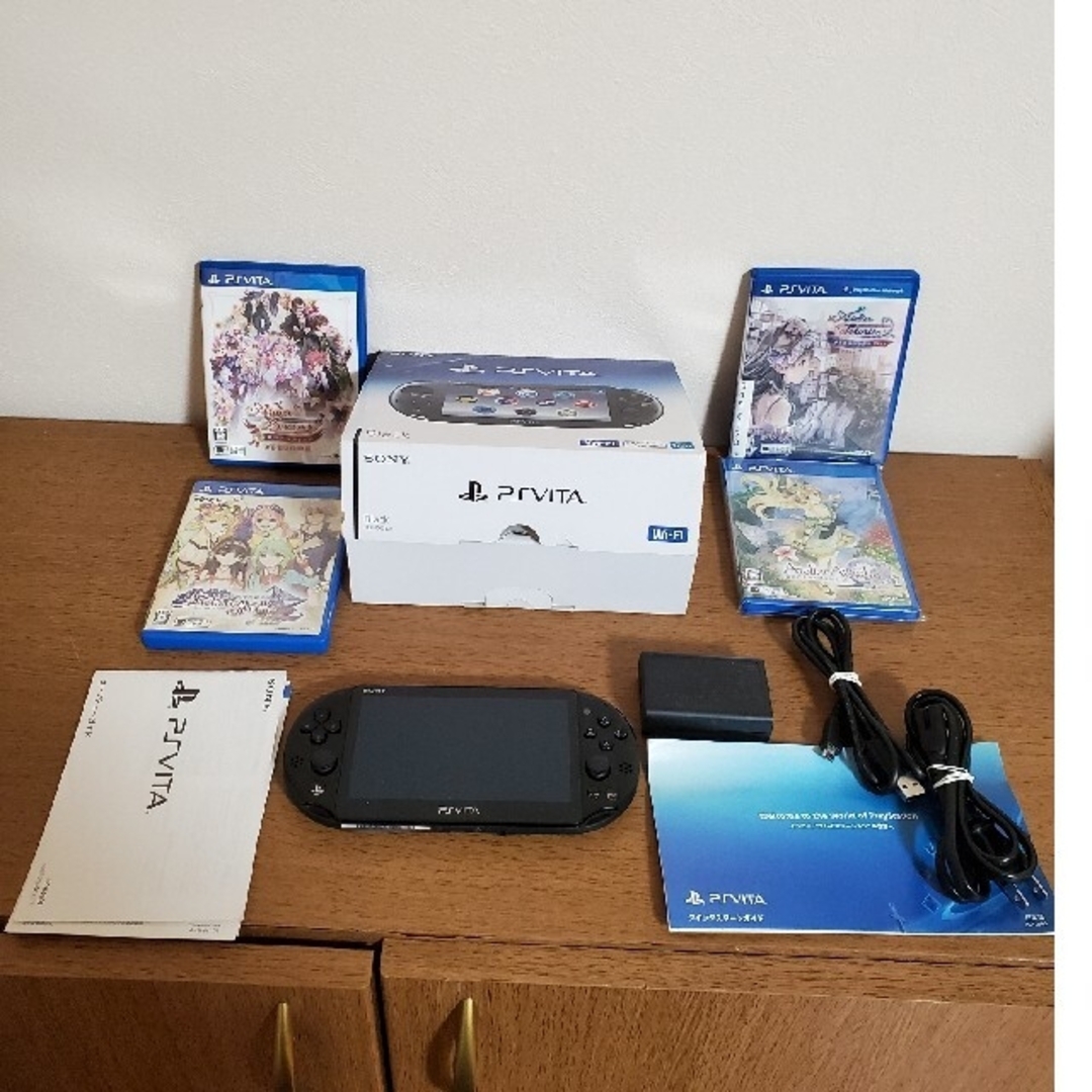 SONY(ソニー)のムロ様専用　美品　PSVita　本体　アトリエ4本セット エンタメ/ホビーのゲームソフト/ゲーム機本体(携帯用ゲームソフト)の商品写真