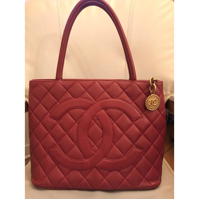 【在庫あり】 CHANEL - ハセ: シャネル 復刻トート 赤 キャビアスキン トートバッグ 【在庫あり】 CHANEL - ハセ: シャネル 復刻トート 赤 キャビアスキン トートバッグ