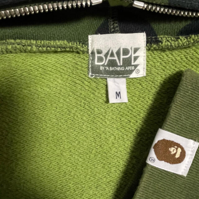 のアイテム A BATHING APE - グリーンカモ ラインストーン パーカー