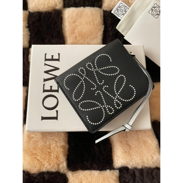 新品・未使用　☆LOEWE☆ コンパクトジップアップウォレットプレゼント