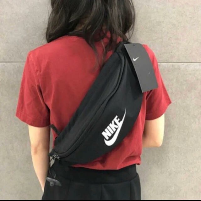 NIKE(ナイキ)の★新品未使用★NIKEナイキウエストポーチ ショルダーバッグ レディースのバッグ(ボディバッグ/ウエストポーチ)の商品写真