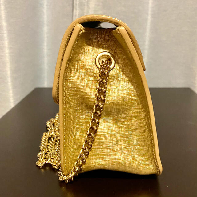 Furla(フルラ)の美品　FURLA    フルラ　チェーンショルダーバック　ゴールド　金 レディースのバッグ(ショルダーバッグ)の商品写真