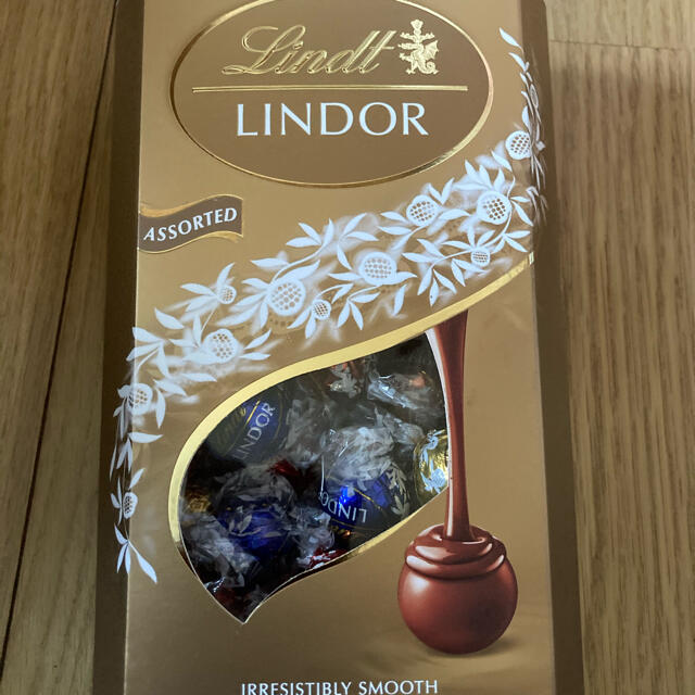 Lindt(リンツ)のリンドール ゴールド 1箱   食品/飲料/酒の食品(菓子/デザート)の商品写真
