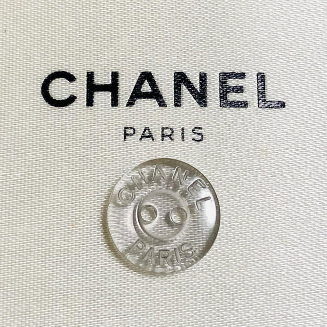 CHANEL(シャネル)のNo.51  CHANEL シャネル ボタン 正規品　薄いグレー ハンドメイドの素材/材料(各種パーツ)の商品写真