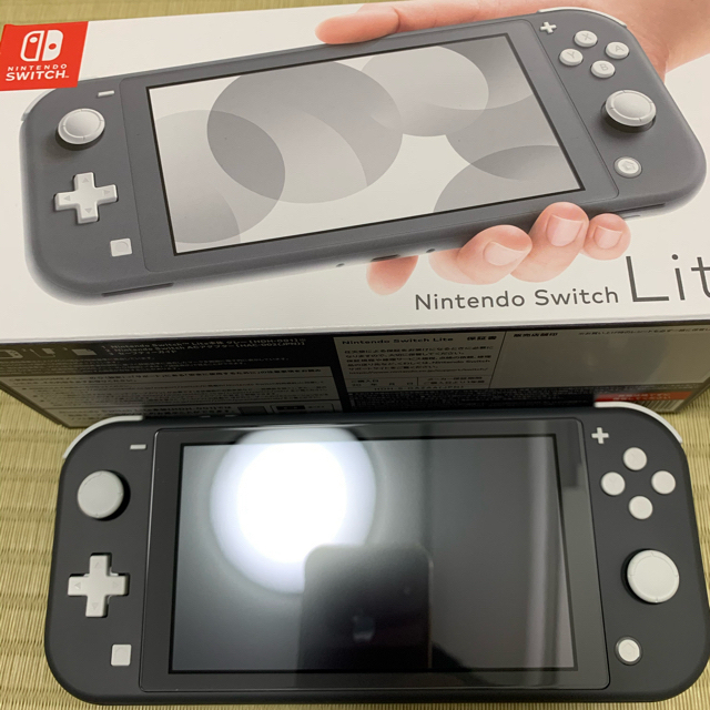 任天堂(ニンテンドウ)のNintendo Switch Lite グレー 本体 液晶フィルム付き エンタメ/ホビーのゲームソフト/ゲーム機本体(携帯用ゲーム機本体)の商品写真