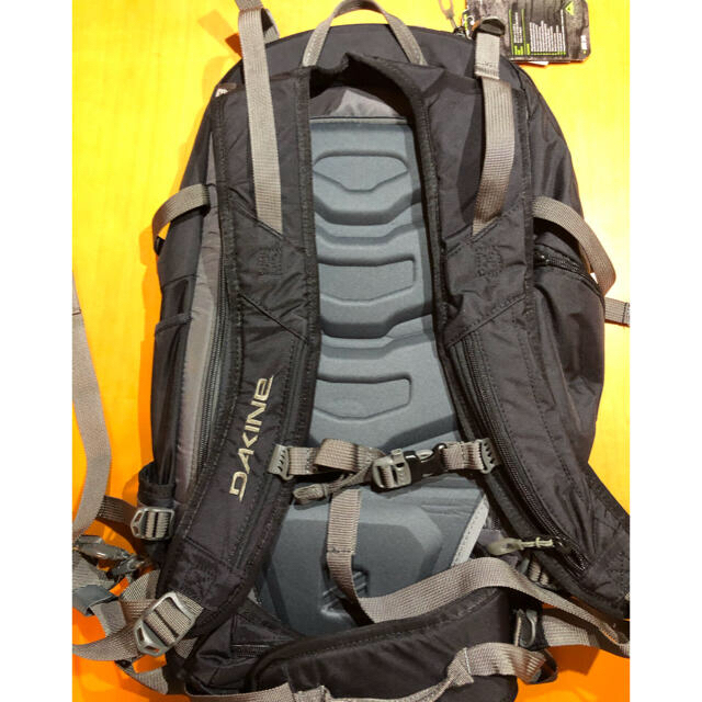 Dakine(ダカイン)の新品★DAKINE Arc 34L バックパック ザック　スキーキャリー  メンズのバッグ(バッグパック/リュック)の商品写真