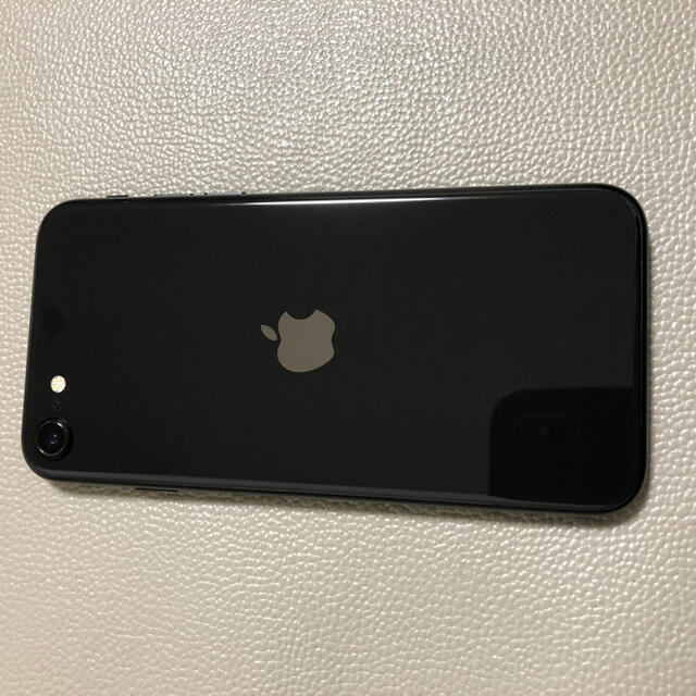 Apple(アップル)のiPhone SE  64 GB SIMフリー ブラック  スマホ/家電/カメラのスマートフォン/携帯電話(スマートフォン本体)の商品写真
