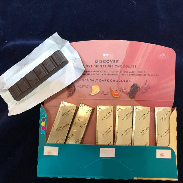 chocolate(チョコレート)のゴディバ GODIVA 塩シーソルト ダークチョコレート 3個 食品/飲料/酒の食品(菓子/デザート)の商品写真