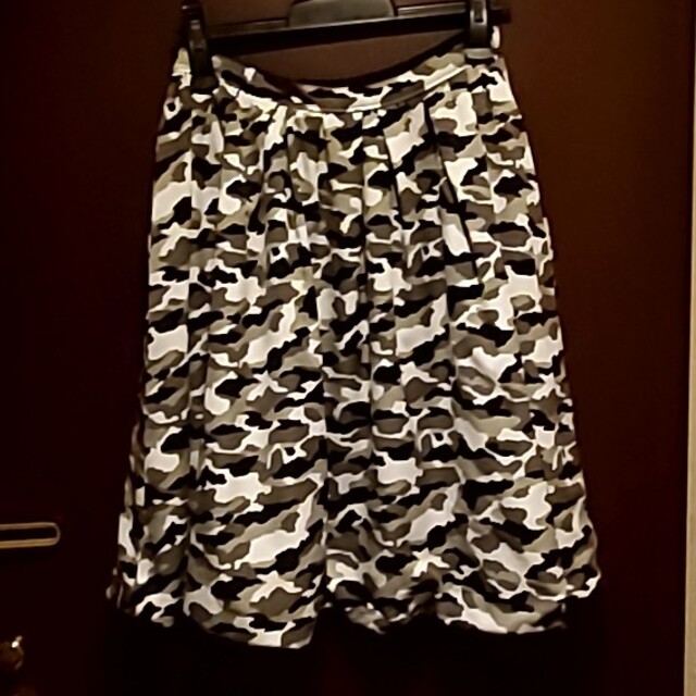 リバーシブル迷彩／ブラックバルーンスカート レディースのスカート(ひざ丈スカート)の商品写真
