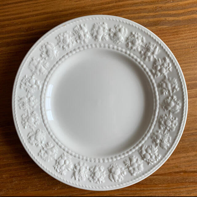 WEDGWOOD(ウェッジウッド)のWEDGWOOD フェスティビィティ皿21cm ホワイト インテリア/住まい/日用品のキッチン/食器(食器)の商品写真