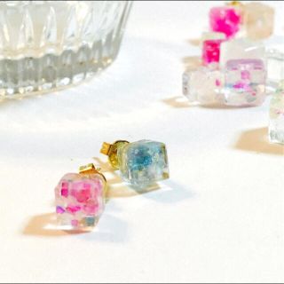 小さなしかくの宝石ピアス/レジン/送料無料(ピアス)