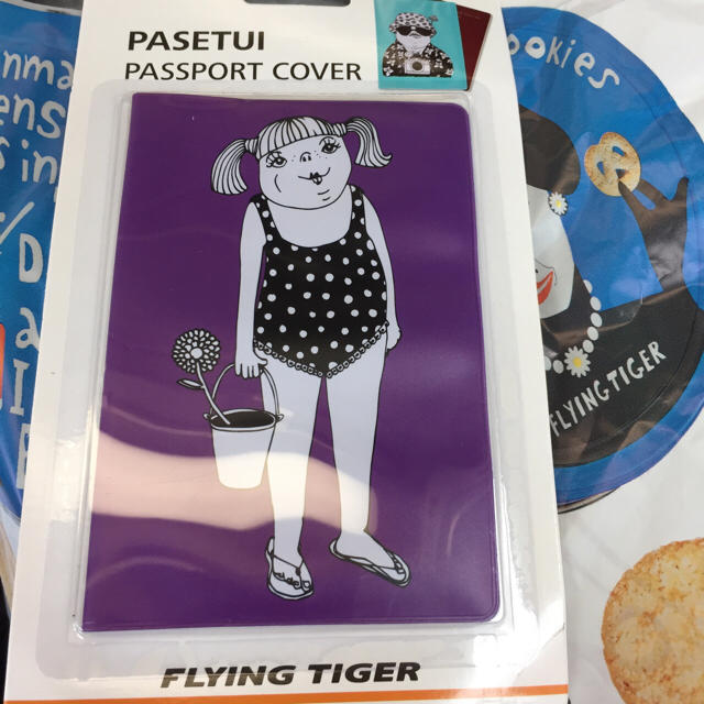 Flying Tiger Copenhagen(フライングタイガーコペンハーゲン)のパスポートケース インテリア/住まい/日用品の日用品/生活雑貨/旅行(旅行用品)の商品写真