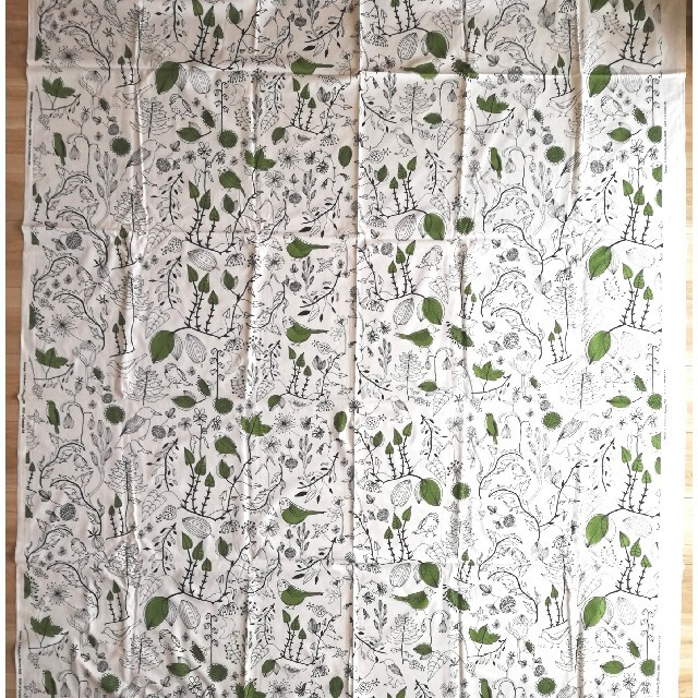IKEA(イケア)の【IKEA】テキスタイル　鳥　植物　花　森　手書き風生地 ハンドメイドの素材/材料(生地/糸)の商品写真