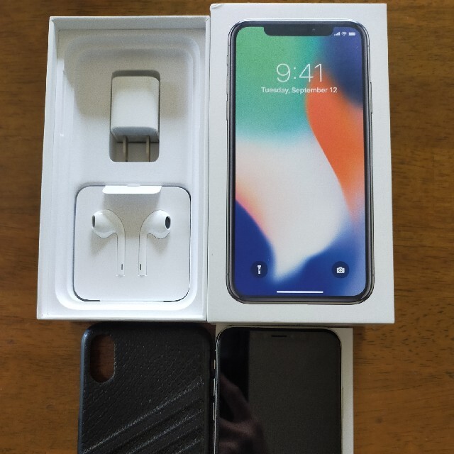 Apple(アップル)のiPhone X Silver 64 GB　SIMロックなし　ケース付 スマホ/家電/カメラのスマートフォン/携帯電話(スマートフォン本体)の商品写真