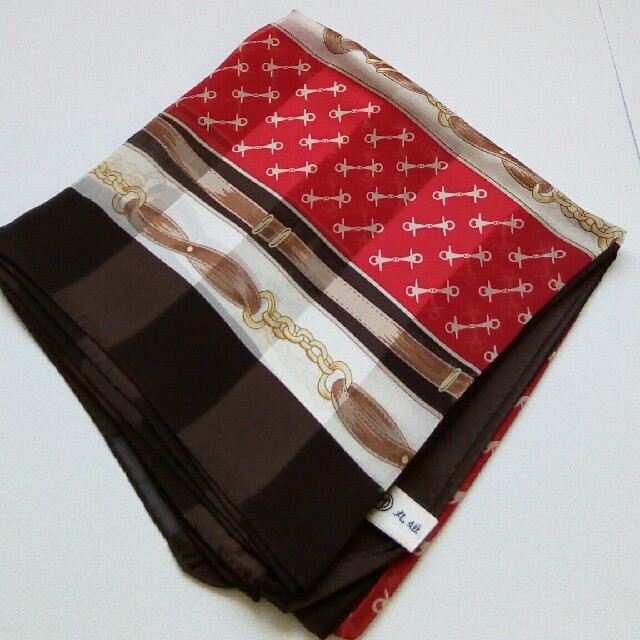 シルク100％　スカーフ　赤　茶 レディースのファッション小物(バンダナ/スカーフ)の商品写真