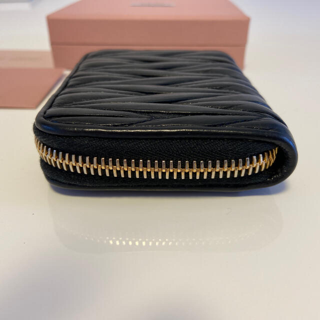 miumiu(ミュウミュウ)のミュウミュウ　美品　コインケース　miumiu マテラッセ　ブラック　黒　財布 レディースのファッション小物(財布)の商品写真