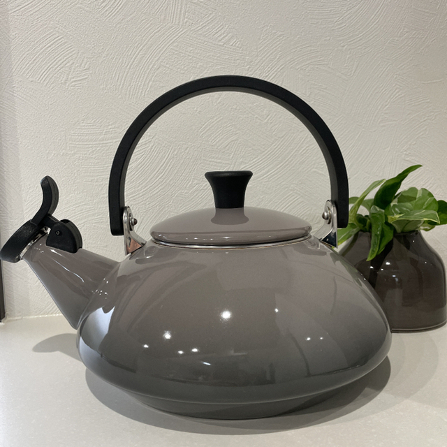 LE CREUSET(ルクルーゼ)のレア⭐︎ 日本未発売‼︎ ルクルーゼ　ケトル　ゼン　オイスターグレー インテリア/住まい/日用品のキッチン/食器(鍋/フライパン)の商品写真