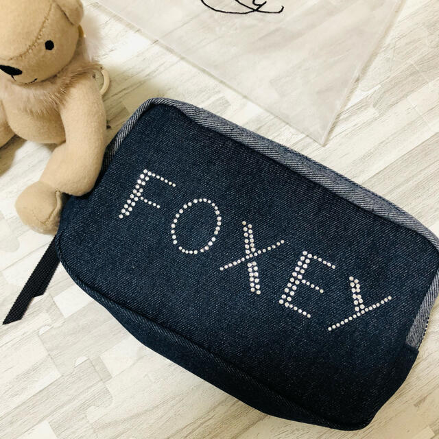 FOXEY(フォクシー)のお値下げ最終⭐︎foxey 最新ノベルティ キラキラデニムポーチ フォクシー レディースのファッション小物(ポーチ)の商品写真