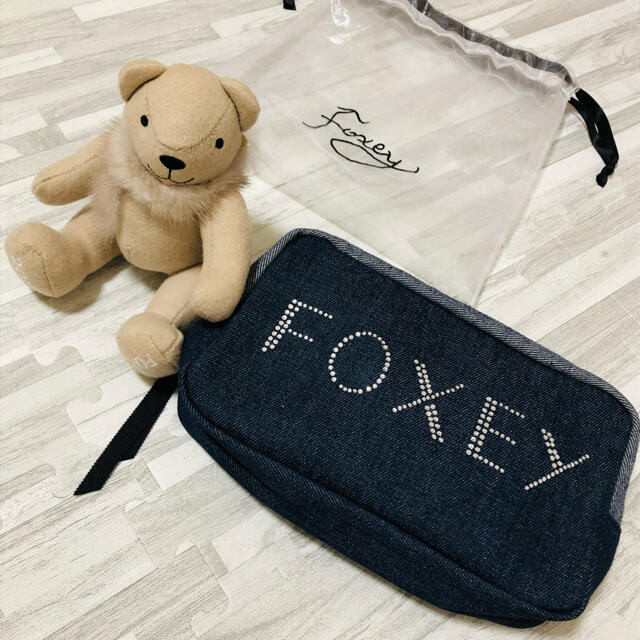 FOXEY(フォクシー)のお値下げ最終⭐︎foxey 最新ノベルティ キラキラデニムポーチ フォクシー レディースのファッション小物(ポーチ)の商品写真