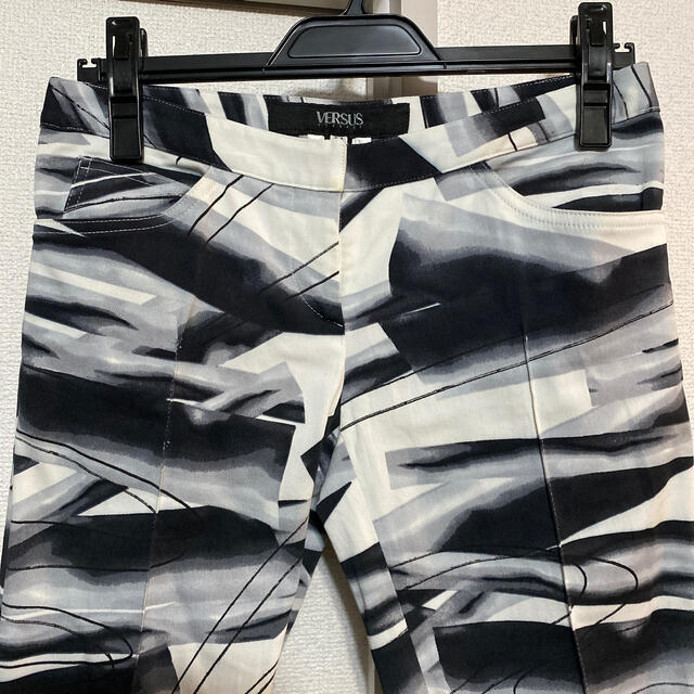 VERSACE ヴェルサーチェ 白黒ストレッチパンツ 新品⭐︎ 24/38 伊製 VERSACE ヴェルサーチェ 白黒ストレッチパンツ 【新品】 24/38 伊製
