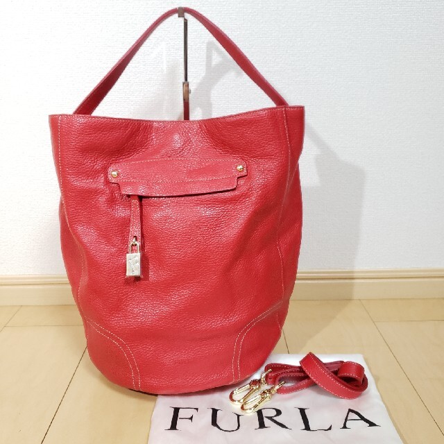 Furla(フルラ)の未使用 FURLA レザー2wayショルダーバッグ バケツ型 赤 レディースのバッグ(ショルダーバッグ)の商品写真