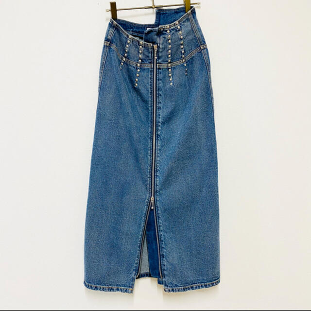 Ameri VINTAGE(アメリヴィンテージ)のAmeri VINTAGE  STUDS LINE DENIM SKIRT レディースのスカート(ロングスカート)の商品写真