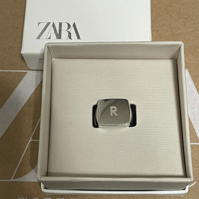 ZARA(ザラ)のZARA イニシャル リング R レディースのアクセサリー(リング(指輪))の商品写真