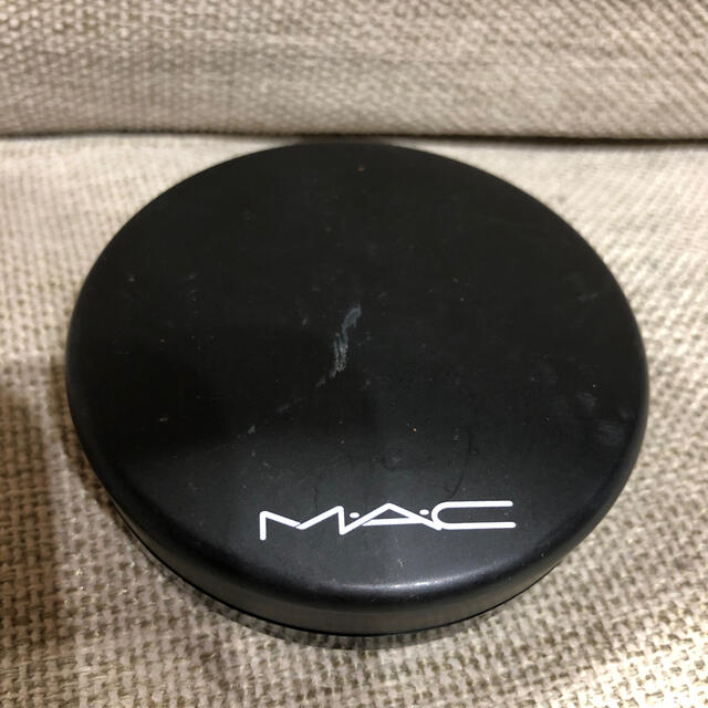 MAC(マック)の【M.A.C】A GLIMMER OF GOLD ミネラライズアイシャドウ コスメ/美容のベースメイク/化粧品(アイシャドウ)の商品写真