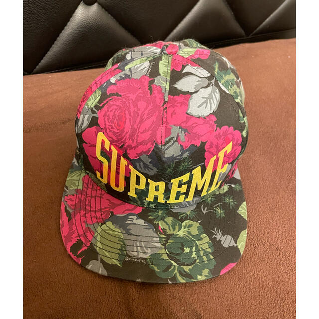 Supreme(シュプリーム)のsupreme シュプリーム　帽子　フラワー レディースの帽子(キャップ)の商品写真