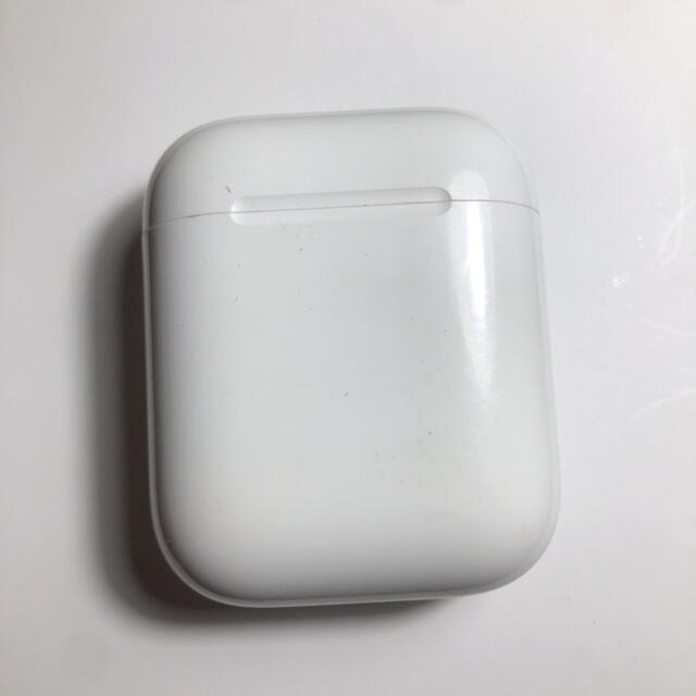 Apple(アップル)のエアーポッズ　第二世代充電ケース AirPods充電器　Apple国内純正品 スマホ/家電/カメラのオーディオ機器(ヘッドフォン/イヤフォン)の商品写真