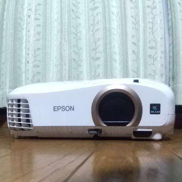 EPSON(エプソン)の[値下げ中] EPSON　EH-TW5350　ホームプロジェクター スマホ/家電/カメラのテレビ/映像機器(プロジェクター)の商品写真