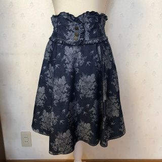 アクシーズファム(axes femme)の隣の佐藤さん様専用。お値下げしました。燕×薔薇柄デニムスカート タグ付き未使用。(ひざ丈スカート)