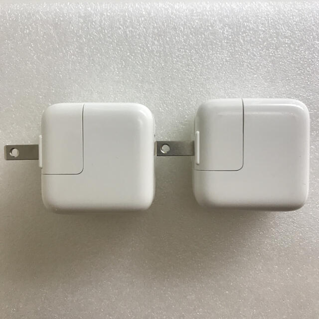 Apple(アップル)のApple純正USB充電ACアダプタ コンセント10W 2個 スマホ/家電/カメラのスマートフォン/携帯電話(バッテリー/充電器)の商品写真