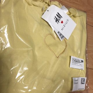 エイチアンドエム(H&M)のNiziU H＆M カットアウトデザイントップス 黄色 Mサイズ(Tシャツ(半袖/袖なし))