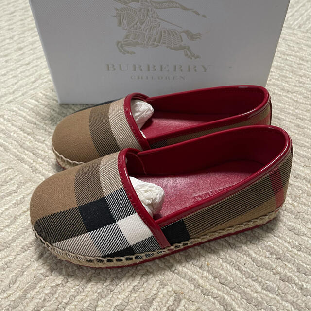 BURBERRY(バーバリー)のBurberry  靴　16.5cm  新品 キッズ/ベビー/マタニティのキッズ靴/シューズ(15cm~)(スリッポン)の商品写真