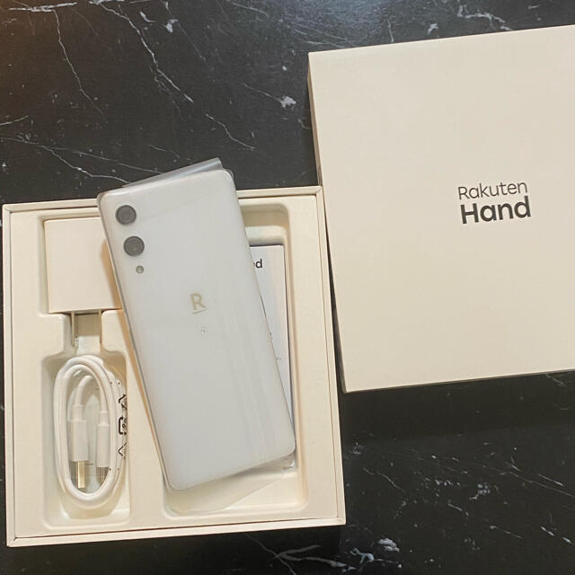 hand ／白スマートフォン本体