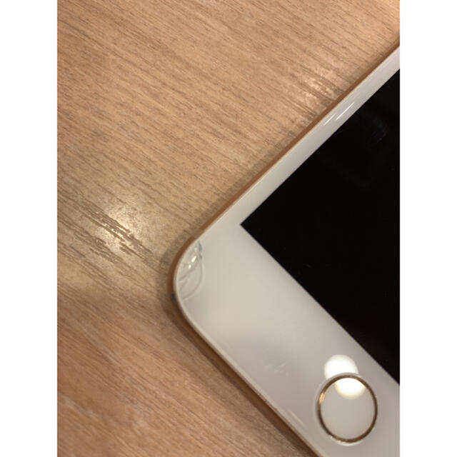 iPhone(アイフォーン)のiPhone8plus  GOLD 64GB docomo 画面割 スマホ/家電/カメラのスマートフォン/携帯電話(スマートフォン本体)の商品写真