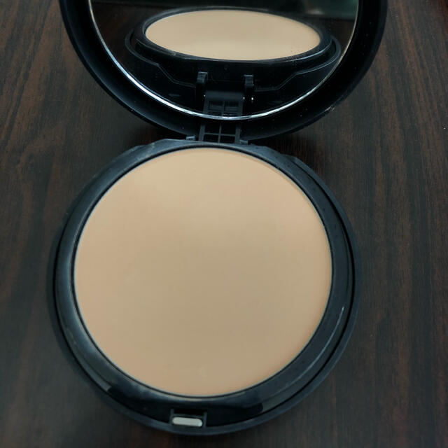 bareMinerals(ベアミネラル)のbareMinerals ベアミネラル　ファンデーション コスメ/美容のベースメイク/化粧品(ファンデーション)の商品写真