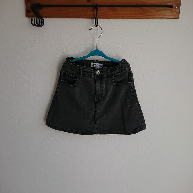 ZARA KIDS(ザラキッズ)のブラックデニムスカート キッズ/ベビー/マタニティのキッズ服女の子用(90cm~)(スカート)の商品写真
